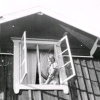 SLM M029099 - En kvinna öppnar fönstren.