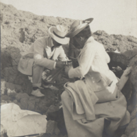 SLM P09-1958 - Kammarherre Carl Ossbahr och hovdamen Cecilia Falkenberg ”ordna theét”, på Capri 1905