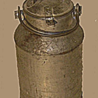 SLM 24586 - Cylindrisk mjölkflaska av pressad järnplåt, 1900-talets förra hälft