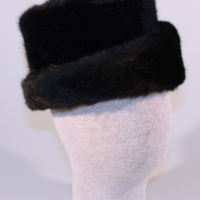 SLM 12339 3 - Hatt av svart pälsimitation, 1950-tal