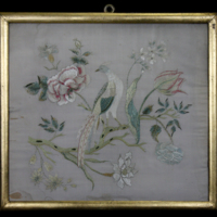 SLM 10403 - Broderi, handbroderad tavla, silke på ljust siden, fågel på blommande gren