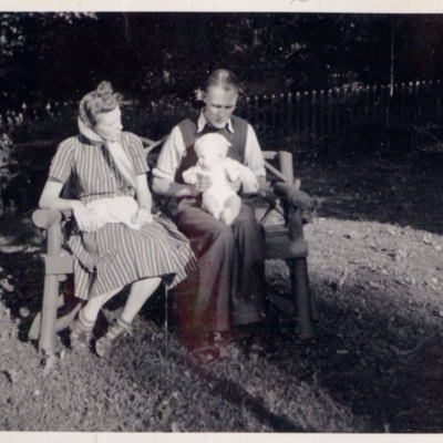 SLM P2016-0875 - Familjen Lindgren år 1940