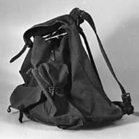 SLM 27301 - Ryggsäck av mörkgrå bomullsväv försedd med tre fickor, 1940-tal