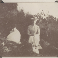 SLM P09-1054 - Kronprinsessan Victoria, med hundar på Capri 1904