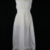 SLM 10260 - Underklänning av vit bomull, dekorerad med stråveck och volang