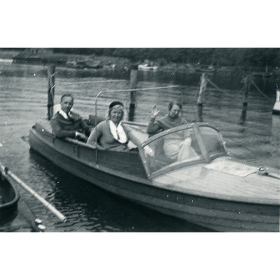 SLM P2022-1033 - Makarna Höglund och en kvinna i en båt