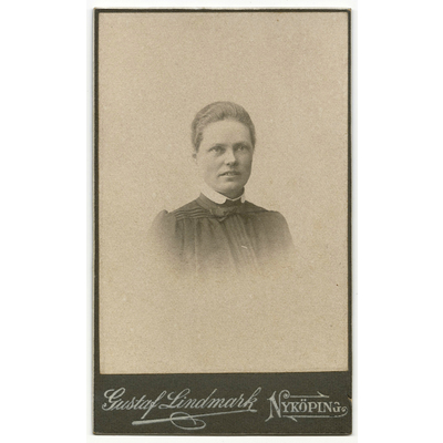 SLM P2021-0046 - Visitkort, kvinnoporträtt, foto Gustaf Lindmark, Nyköping, har tillhört Bodil Güntzel