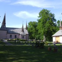SLM D10-428 - Ripsa kyrka, kyrkogården söder om kyrkan, med gravkor i sydost.