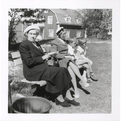 SLM P2018-0326 - Brita med barnen och svärmor, 1950-tal.