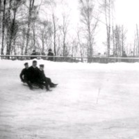 SLM Ö212 - Tre män på kälke, vinterbild, 1890-tal