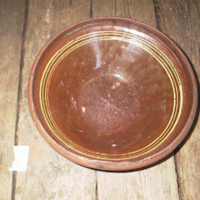 SLM 31615 - Skål, spillkum av lergods, brunglaserad invändigt, dekorerad med ringeldekor
