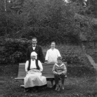 SLM P07-2530 - Skilsmässobarnet Sigurd med faster och farbror på Åmmefallet, Närke