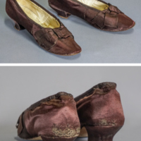SLM 5993 - Violetta sidenskor med låg insvängd tygklädd klack prydda med rosetter, 1890-tal