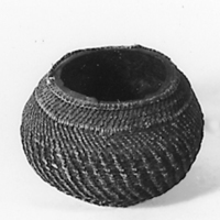 SLM 1022 - Skål av kokosnöt klädd med knutna snören, från Lilla Tofsö i Västerljung