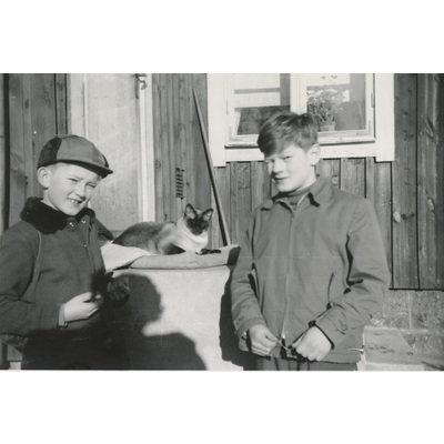 SLM P2018-0967 - Göran och Hans med katt 1957