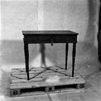 SLM 10087 - Toalettbord med uppfällbar skiva och svarvade ben