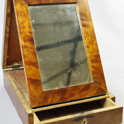 SLM 7921 - Rakspegel, låda med uppfällbar spegel