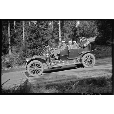 SLM X4259-78 - Biltur genom skogen omkring 1910
