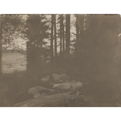 SLM P07-450 - Några personer vilar i skogen