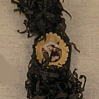 SLM 8407 - Konfirmationskonfekt, bild på munk framför krucifix