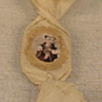 SLM 8406 - Minneskonfekt, bild på kvinna med ett barn