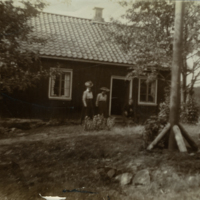 SLM P2013-300 - Gwendolen Fleetwood, sittande, utanför huset Björkliden, i Hindås, 1906