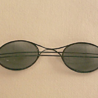SLM 5175 - Glasögon av stål med ovala mörka glas tonade i gråblått, 1800-tal