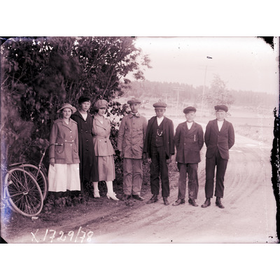 SLM X1729-78 - Ungdomar på utflykt stående vid en landsväg