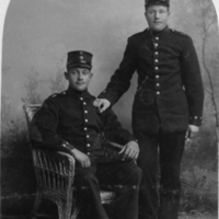 SLM P07-2354 - Två män i uniform, till höger Johan Bergman (1886-1960)