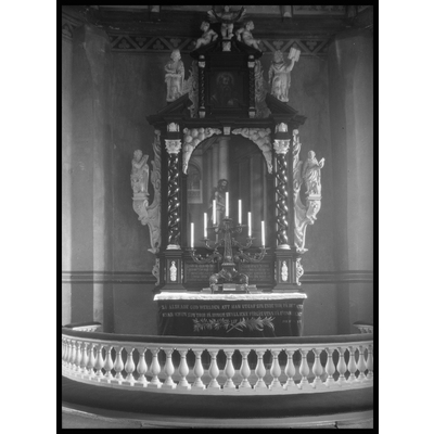 SLM X1457-80 - Altaret i kyrkan med den sjuarmade ljusstaken
