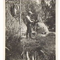 SLM M008819 - Daniel Smedberg vid boplatsen, stenåldersexperimentet år 1918