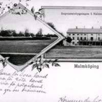 SLM M027903 - Vykort, Regementsbyggnad, Malmköping.