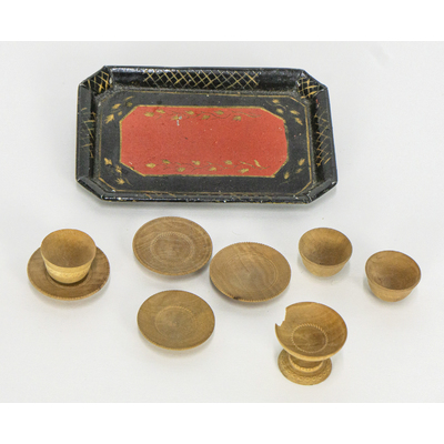 SLM 52908, 52910, 55763 1-9 - Målad metallbricka i miniatyr med svarvade fat och skålar, troligen 1930-40-tal