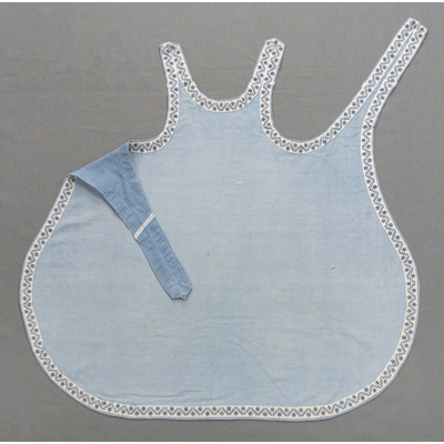 SLM 52643 - Förkläde av blått bomullstyg prytt med vävt dekorationsband, tidigt 1900-tal