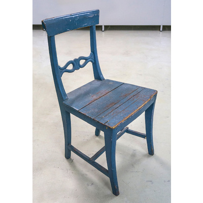 SLM 21487 2 - Blåmålad stol med genombruten ryggslå, från Berga i Fogdö socken