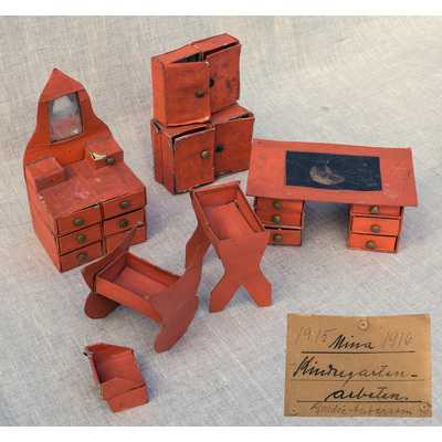 SLM 37974 1-6 - Miniatyrmöblemang av tändsticksaskar och papper, tillverkat av Emelie Andersson (1895-1986)