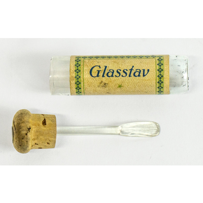 SLM 53546 1-2 - Liten apoteksspatel av glas med tillhörande glasrör, från apoteket Vasen i Falun
