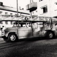 SLM POR57-5639 - Nya brandbilen vid Nyköpings brandstation 1957
