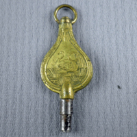 SLM 5166 - Urnyckel av mässing och järn, dekorerad med graverade svanar