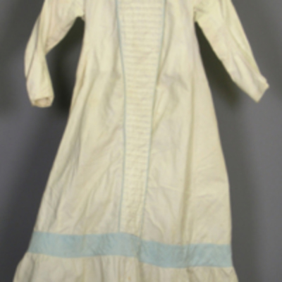 SLM 11707 - Flickklänning av vit bomull med garneringar i ljusblått