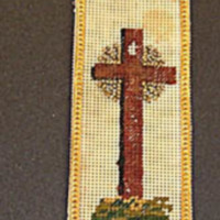 SLM 9677 3 - Bokmärke, kors broderat med pärlor på papper
