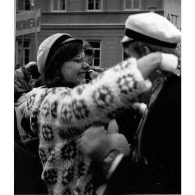 SLM P2021-0357 - Hans Lindbergs studentexamen 1968, firas av systern Maud