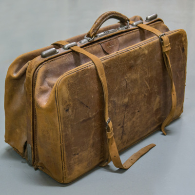 SLM 10657 - Resväska av ljusbrunt läder