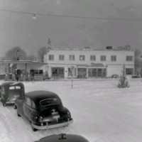 SLM POR52-1966 - BP Bensinstation och Raméns Automobilfirma på Norrköpingsvägen 2 i Nyköping. Foto 13 februari 1952.