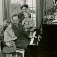 SLM P12-1521 - Familjen von Eckermann vid pianot