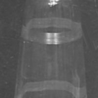 SLM 24538 - Konande karaff av glas med facetterad sida och slipade band