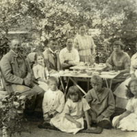 SLM P12-226 - Hulda och Erik Karlsson med familj, sannolikt i Stockholm på besök, 1920-tal