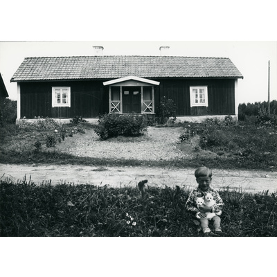 SLM SEM_Eg1692 - Svarvartorp, brukat av Anna och Axel Eriksson. I förgrunden ett fosterbarn, Einar.