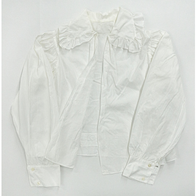 SLM 52552 - Vit pojkskjorta prydd med volanger, tidigt 1900-tal