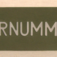 SLM 32625 - Rektangulär grågrön plåtskylt med text i metallrelief, text 